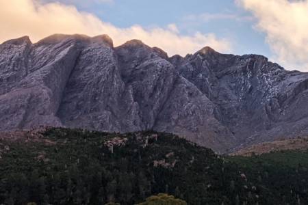 El cerro de la Ventana y todo el cordón amanecieron nevados