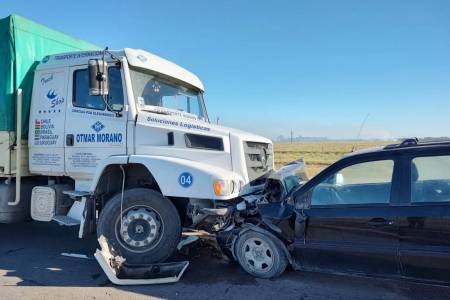 Fuerte choque frontal entre un camión y una camioneta: 5 heridos
