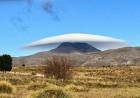 ¿Un sombrero o un ovni? Las fotos de una curiosa nube sobre el cerro Tres Picos
