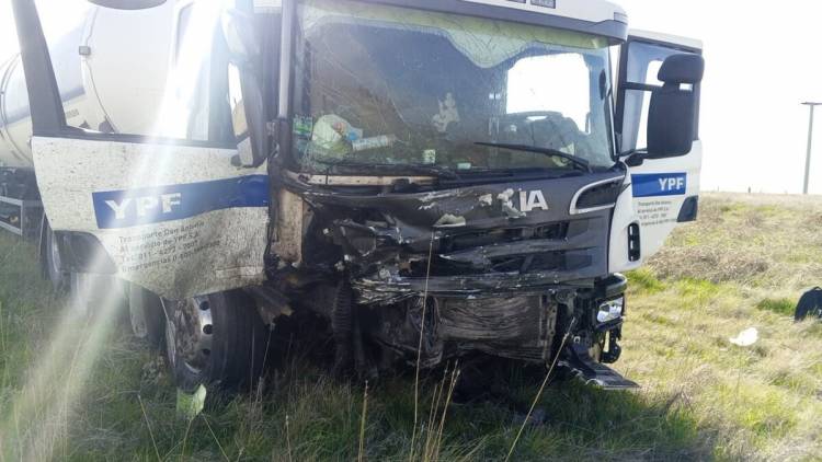 Dos muertos tras un choque frontal en la Ruta 33