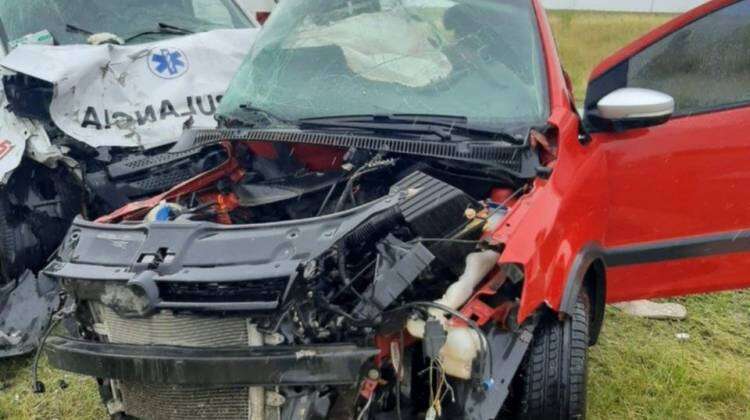 Cuatro personas murieron al chocar una ambulancia y un auto en la ruta nacional 3