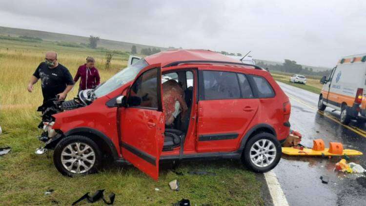 Cuatro personas murieron al chocar una ambulancia y un auto en la ruta nacional 3
