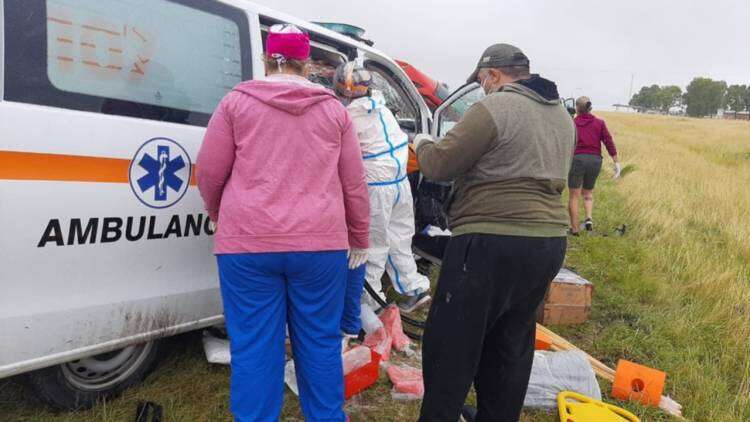 Cuatro personas murieron al chocar una ambulancia y un auto en la ruta nacional 3