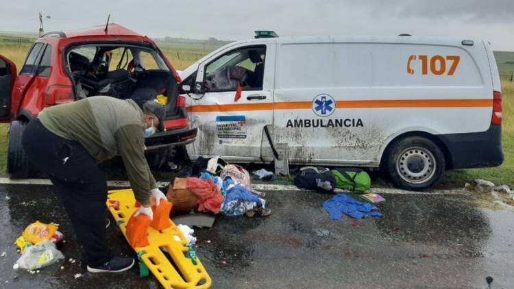 Cuatro personas murieron al chocar una ambulancia y un auto en la ruta nacional 3