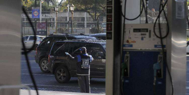 Buscan subas progresivas de los combustibles por hasta 15% en 3 meses