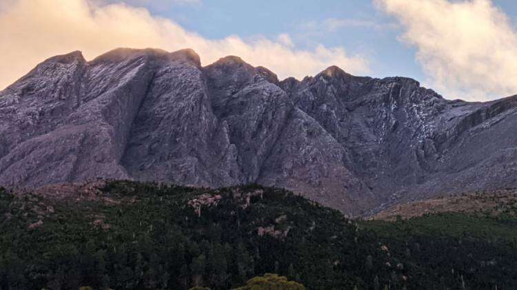 El cerro de la Ventana y todo el cordón amanecieron nevados