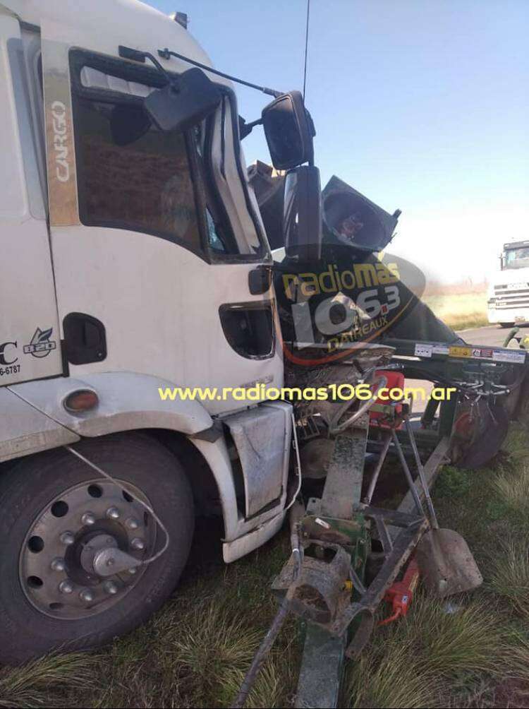 Grave accidente en Ruta 65: un camión impactó con un tractor que llevaba una cargadora