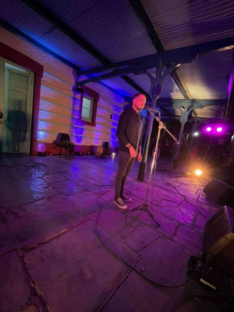 Alex Freidig le puso música y emoción a los festejos por el 109º aniversario de Huanguelén