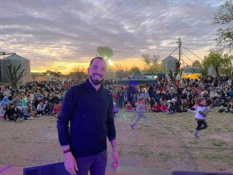 Alex Freidig le puso música y emoción a los festejos por el 109º aniversario de Huanguelén