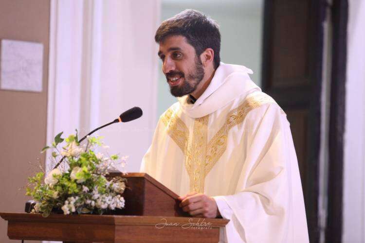 El nuevo sacerdote Sergio Boudou celebró lleno de emoción y felicidad