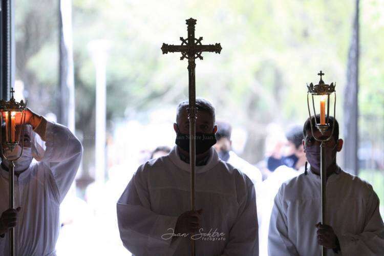 El nuevo sacerdote Sergio Boudou celebró lleno de emoción y felicidad