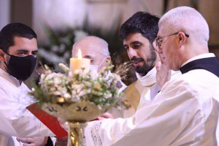 El nuevo sacerdote Sergio Boudou celebró lleno de emoción y felicidad