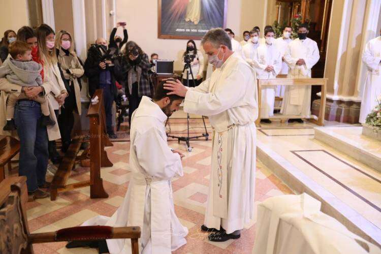 El nuevo sacerdote Sergio Boudou celebró lleno de emoción y felicidad