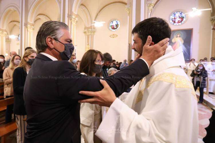 El nuevo sacerdote Sergio Boudou celebró lleno de emoción y felicidad