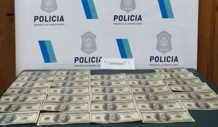 Detienen a un hombre por tenencia de 3200 dólares truchos