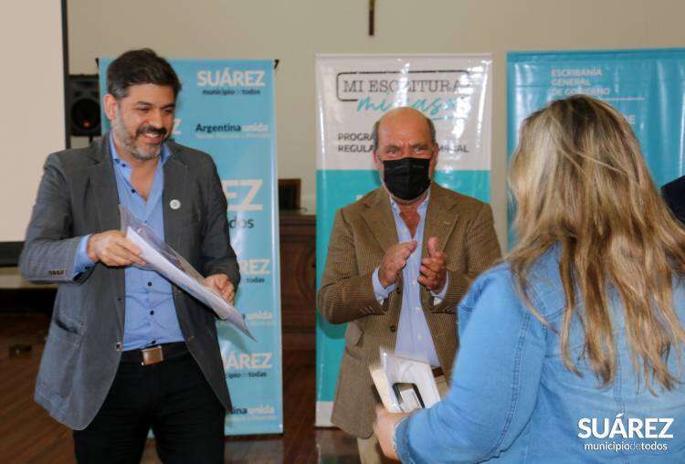 Carlos Bianco entregó 145 escrituras en Coronel Suárez