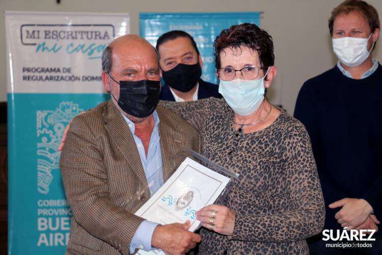 Carlos Bianco entregó 145 escrituras en Coronel Suárez