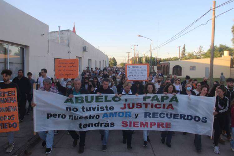 Más de 500 personas presentes en la marcha silenciosa pidiendo justicia por Don Tomás Schwab