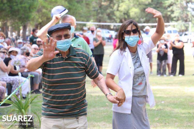 Celebración de 10 años de permanencia de la colonia de vacaciones: elección del rey y la reina del Consejo de Adultos Mayores y de la Comparsa