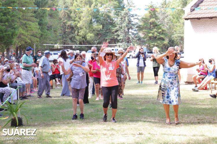 Celebración de 10 años de permanencia de la colonia de vacaciones: elección del rey y la reina del Consejo de Adultos Mayores y de la Comparsa