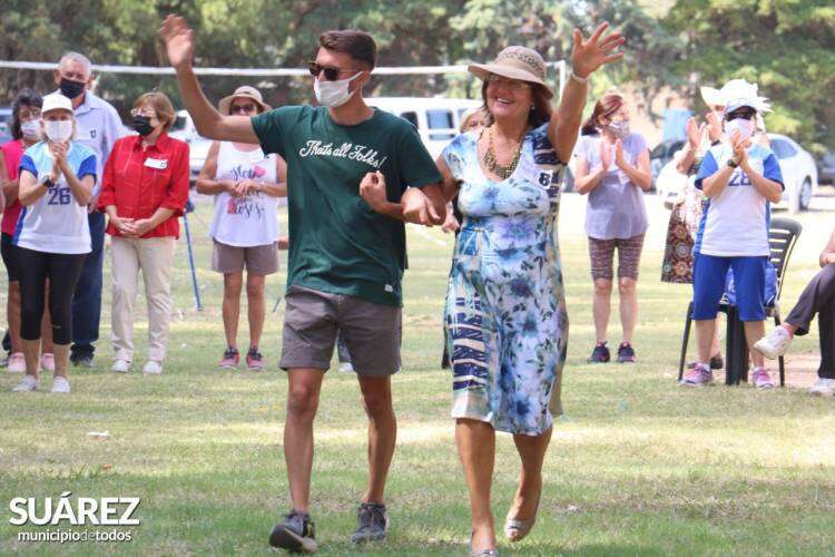 Celebración de 10 años de permanencia de la colonia de vacaciones: elección del rey y la reina del Consejo de Adultos Mayores y de la Comparsa