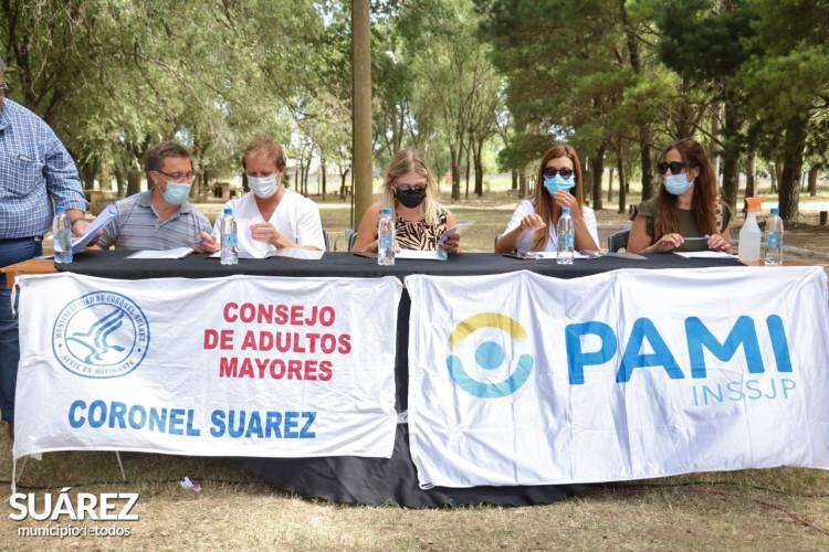 Celebración de 10 años de permanencia de la colonia de vacaciones: elección del rey y la reina del Consejo de Adultos Mayores y de la Comparsa