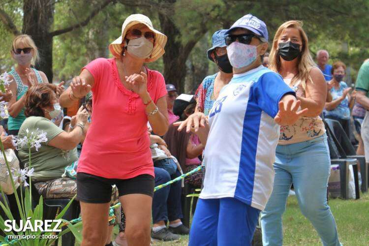 Celebración de 10 años de permanencia de la colonia de vacaciones: elección del rey y la reina del Consejo de Adultos Mayores y de la Comparsa