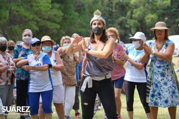 Celebración de 10 años de permanencia de la colonia de vacaciones: elección del rey y la reina del Consejo de Adultos Mayores y de la Comparsa