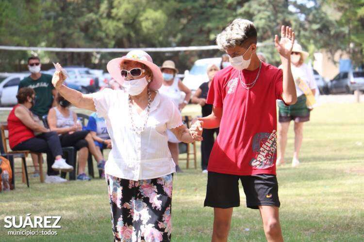 Celebración de 10 años de permanencia de la colonia de vacaciones: elección del rey y la reina del Consejo de Adultos Mayores y de la Comparsa