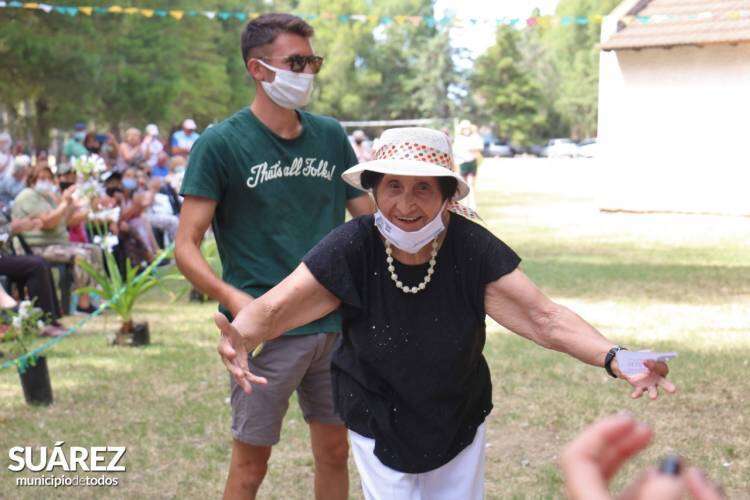 Celebración de 10 años de permanencia de la colonia de vacaciones: elección del rey y la reina del Consejo de Adultos Mayores y de la Comparsa