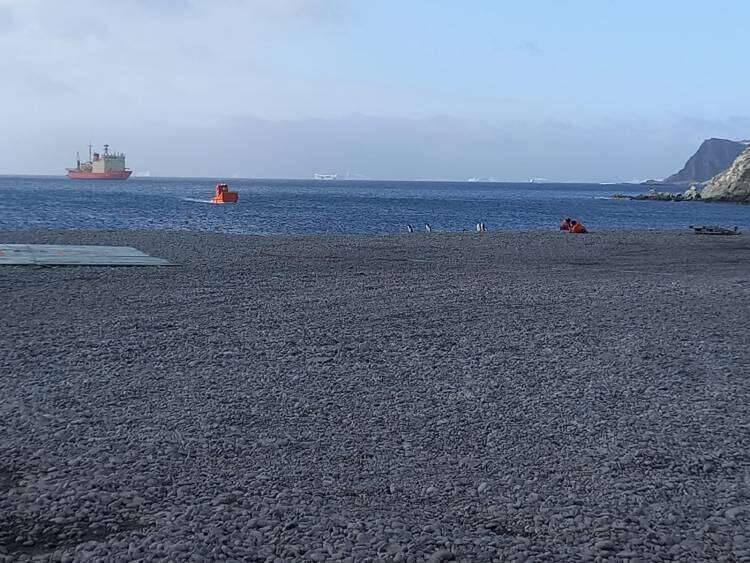 Cristian Lizarreta recorre las bases en la Antártida