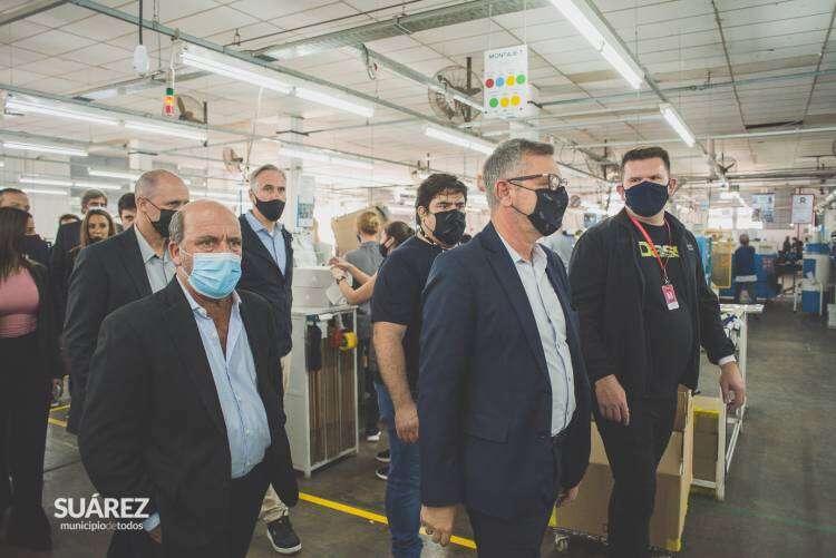 Ariel Schale: “es decisión del Presidente de la Nación recuperar el volumen de producción y los puestos de trabajo de la fábrica de calzado”