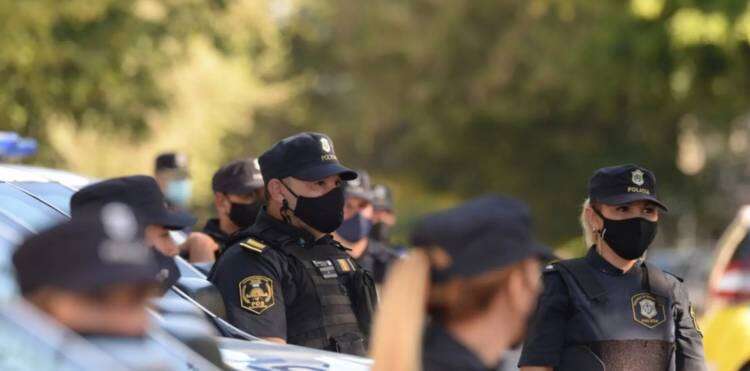 Anuncian un nuevo aumento salarial para los policías de la Provincia