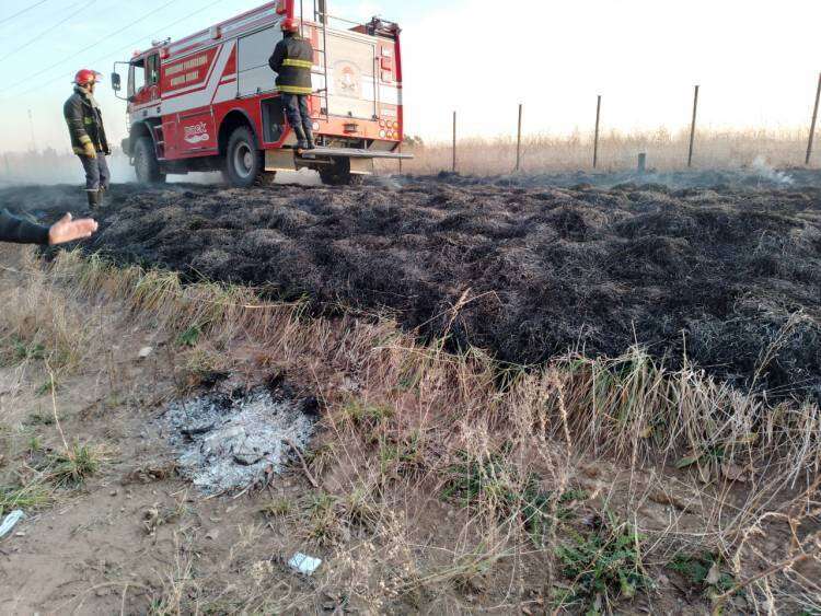 Sorprende un inicio de incendio en un campo vecino al basurero