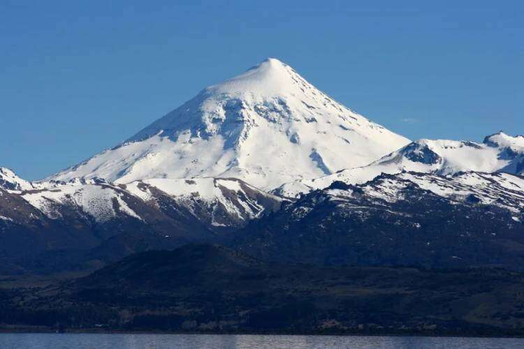 Nación declaró sitio sagrado mapuche al volcán Lanín y Gutiérrez denunció «un acto ilegal»