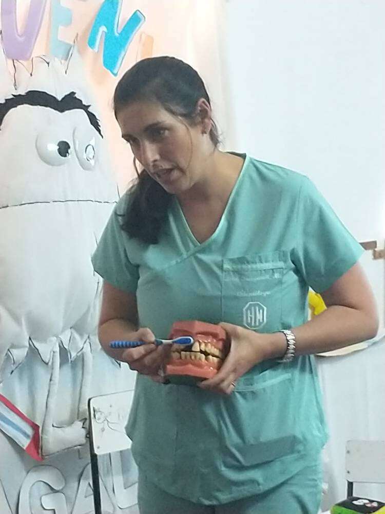 Encuentro en escuelas de D'Orbigny a cargo de la odontóloga Magalí Burgardt