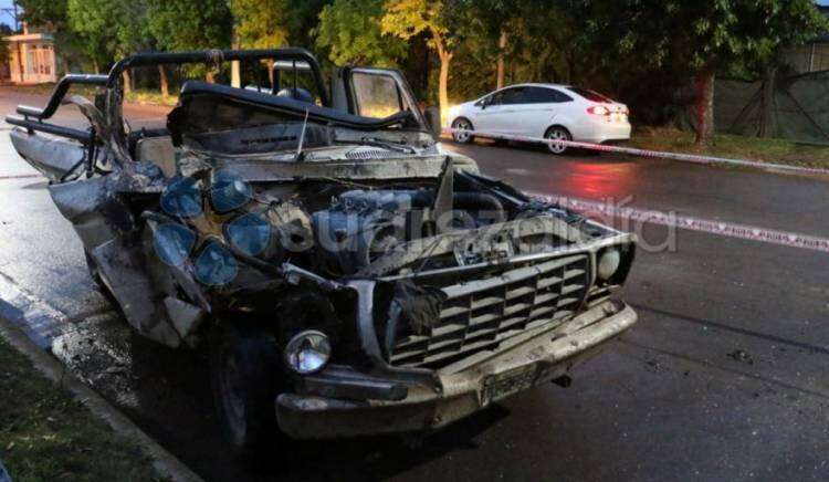 Una camioneta se incrustó detrás de un acoplado estacionado