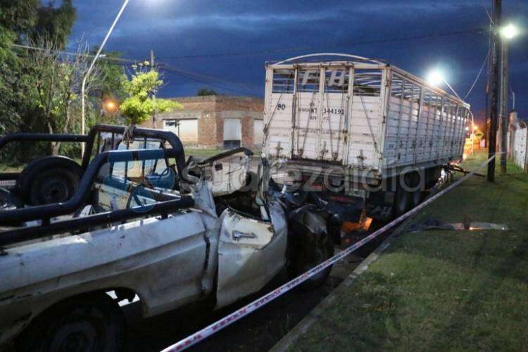 Una camioneta se incrustó detrás de un acoplado estacionado
