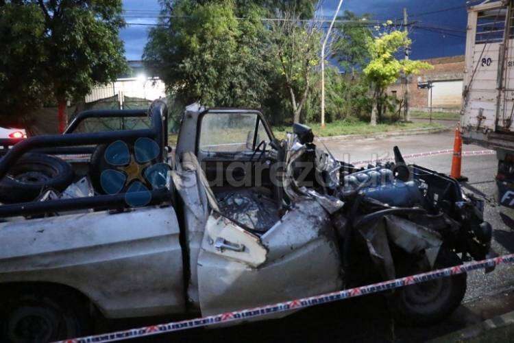 Una camioneta se incrustó detrás de un acoplado estacionado