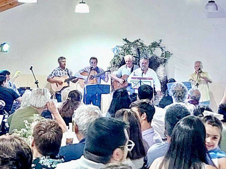 Los vecinos acompañaron la peña folclórica a beneficio de la Biblioteca Parlante