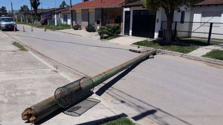 Caída de un poste en calle Proverbio