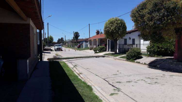 Caída de un poste en calle Proverbio