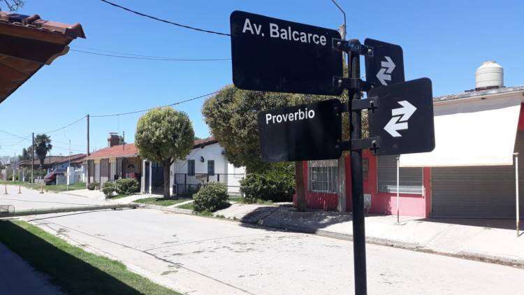 Caída de un poste en calle Proverbio