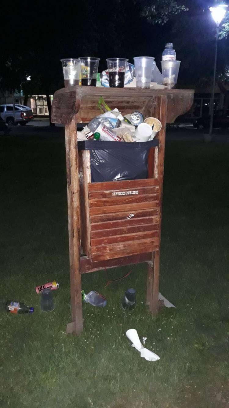 Cestos de basura rebalsados durante Suárez Peatonal