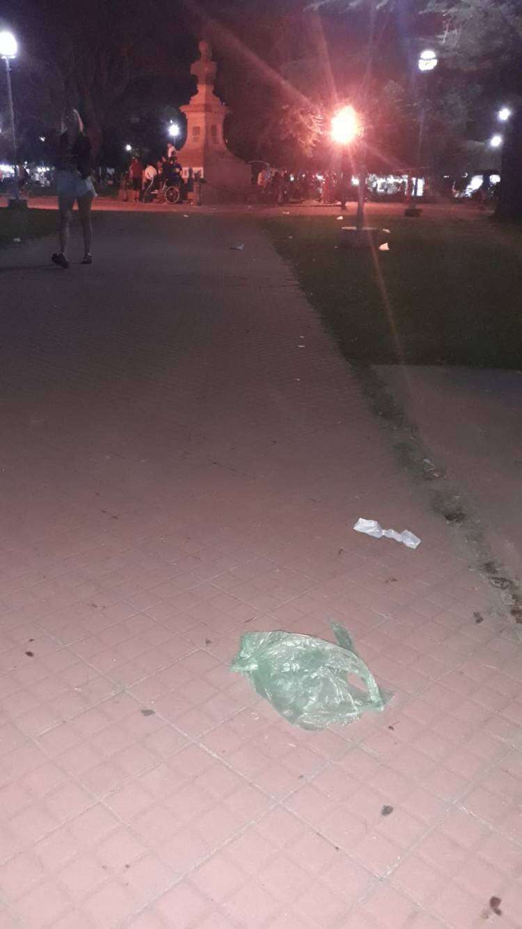 Cestos de basura rebalsados durante Suárez Peatonal
