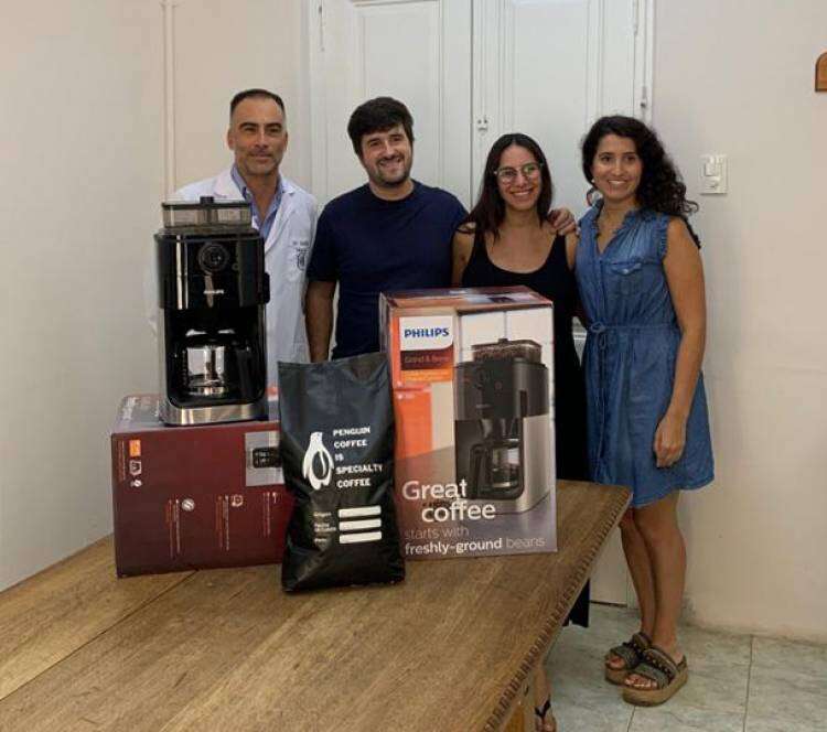 Penguin Coffee Shop donó dos cafeteras automáticas al Hospital Municipal