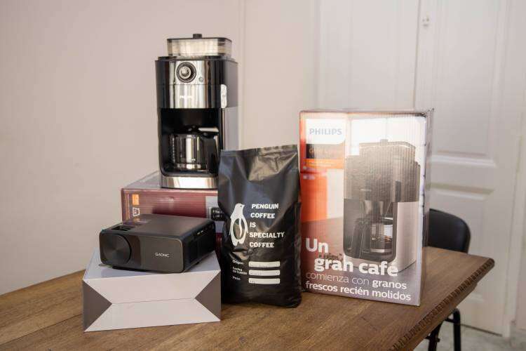 Penguin Coffee Shop donó dos cafeteras automáticas al Hospital Municipal