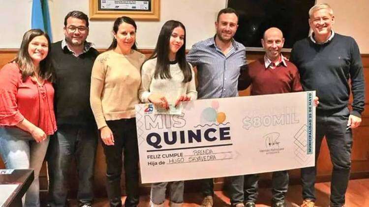 Un intendente le regala $80.000 para festejar los cumpleaños de 15 de las hijas de los empleados públicos