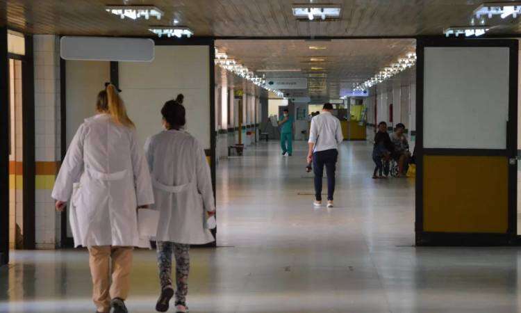 Lanzan un plan para atraer más residentes a especialidades con faltante de médicos
