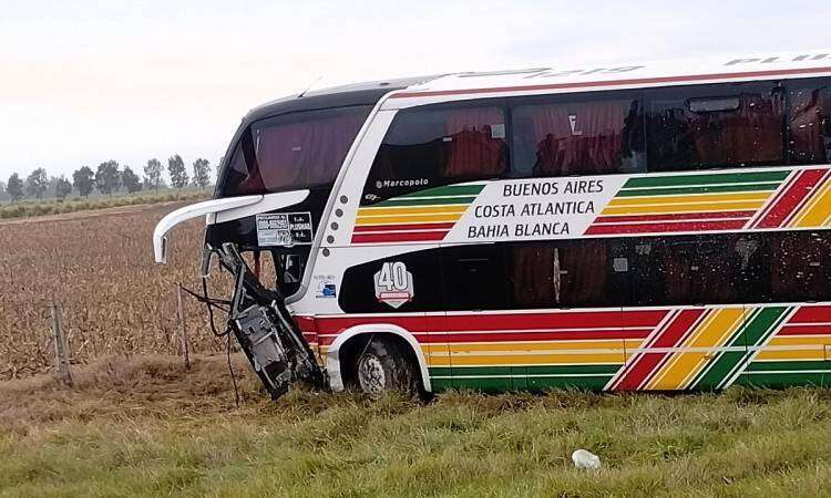 Chocó un micro que viajaba de Bahía Blanca a Buenos Aires: tres muertos